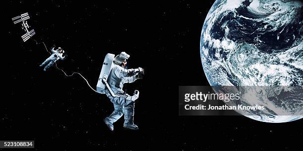 astronaut floating in space - space station 個照片及圖片檔