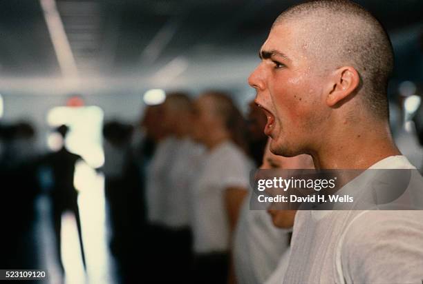 marine recruit shouting - campamento de instrucción militar fotografías e imágenes de stock