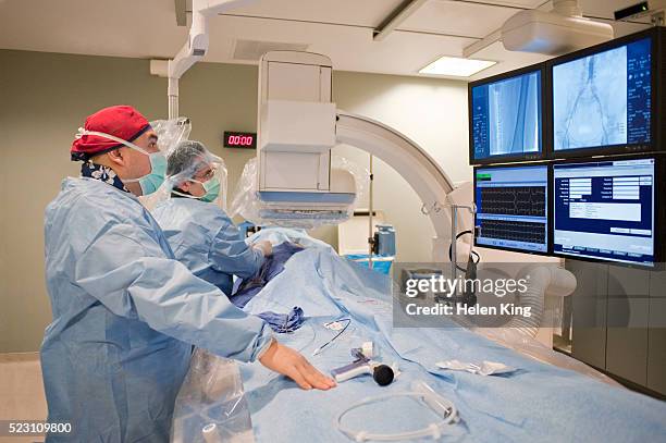 Surgeon Using Monitor 1,216 Surgery Room Monitors Stock Photos, High-Res Pictures, and Images ...