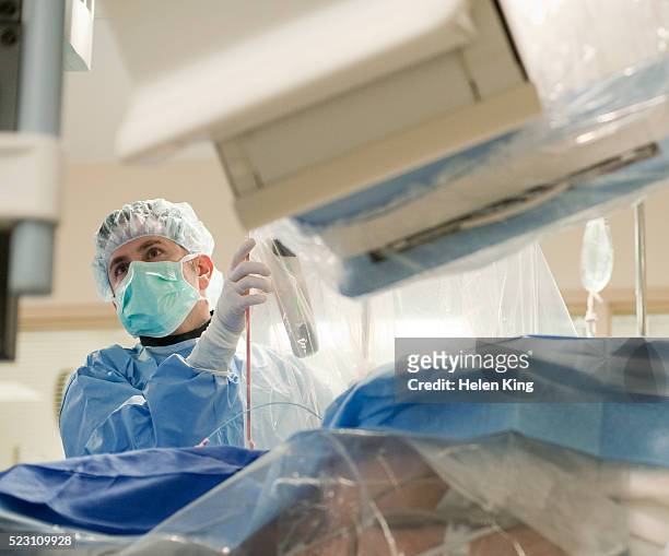 surgeon performing surgery - bewakingsapparatuur stockfoto's en -beelden