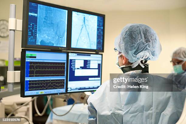 surgeon performing surgery - kardiologe stock-fotos und bilder
