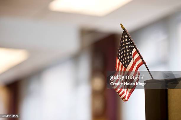american flag in office - bandera estadounidense fotografías e imágenes de stock
