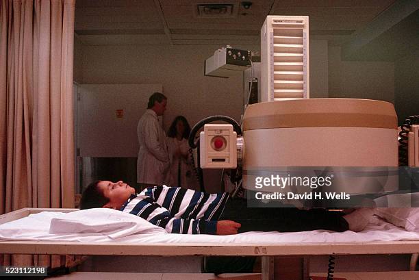 boy undergoing bone scan - bone scan stock pictures, royalty-free photos & images
