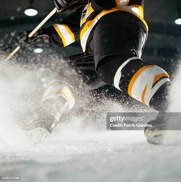 hockey player turning on ice - skate sports footwear stock-fotos und bilder