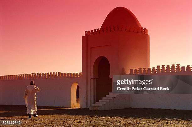 crenellated wall in marrakech at sunset - marrakesh stockfoto's en -beelden