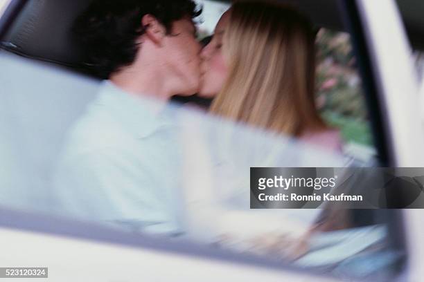teenagers kissing in car - vintage car foto e immagini stock