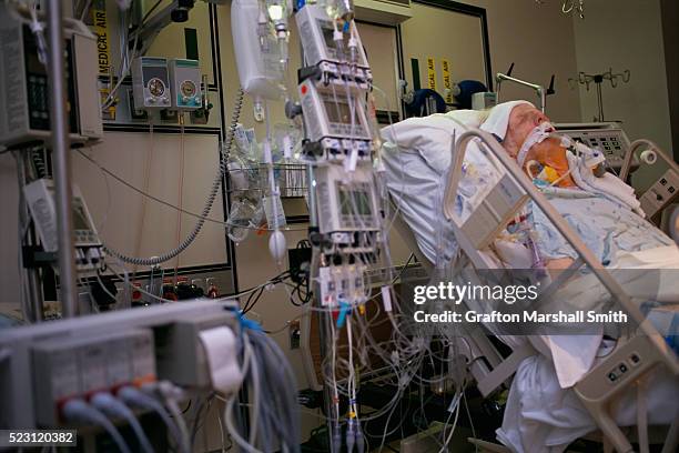 elderly man in intensive care after quad bypass surgery - intensieve zorg stockfoto's en -beelden