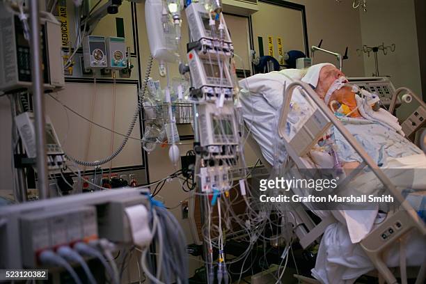 elderly man in intensive care after quad bypass surgery - unidade de tratamento intensivo - fotografias e filmes do acervo