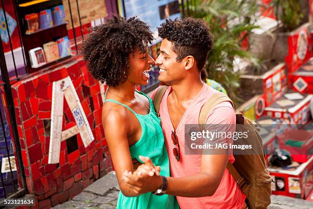 couple dancing on escadaria selaron, rio de janeiro, brazil - escadaria fotografías e imágenes de stock