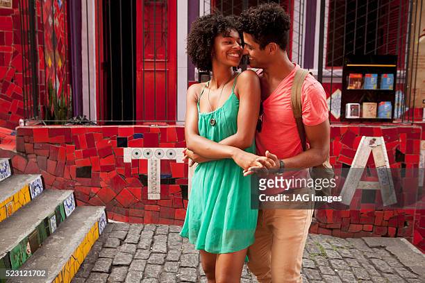 couple dancing on escadaria selaron, rio de janeiro, brazil - escadaria 個照片及圖片檔