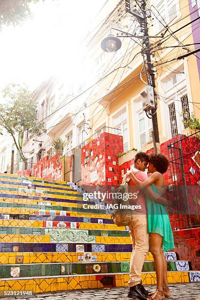 couple dancing on escadaria selaron, rio de janeiro, brazil - escadaria selaron steps rio de janeiro stockfoto's en -beelden