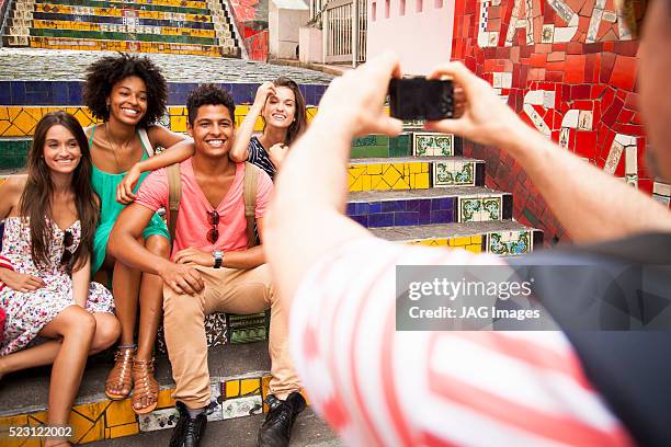 friends having photo taken on escadaria selaron, rio de janeiro, brazil - escadaria fotografías e imágenes de stock