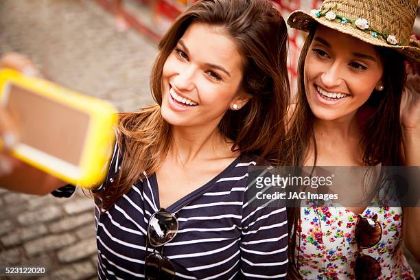 friends taking selfie on escadaria selaron, rio de janeiro, brazil - escadaria fotografías e imágenes de stock