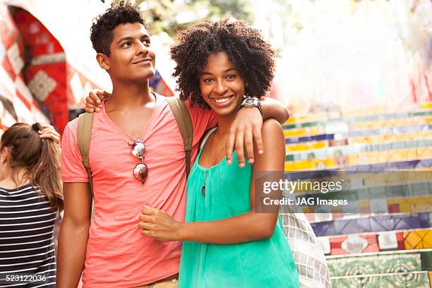 couple on escadaria selaron, rio de janeiro, brazil - escadaria 個照片及圖片檔