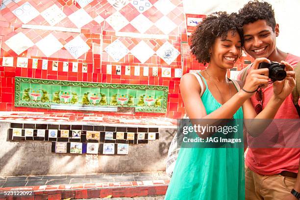 couple looking at camera on escadaria selaron, rio de janeiro, brazil - escadaria 個照片及圖片檔