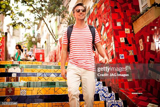 man walking down escadaria selaron, rio de janeiro, brazil - escadaria 個照片及圖片檔