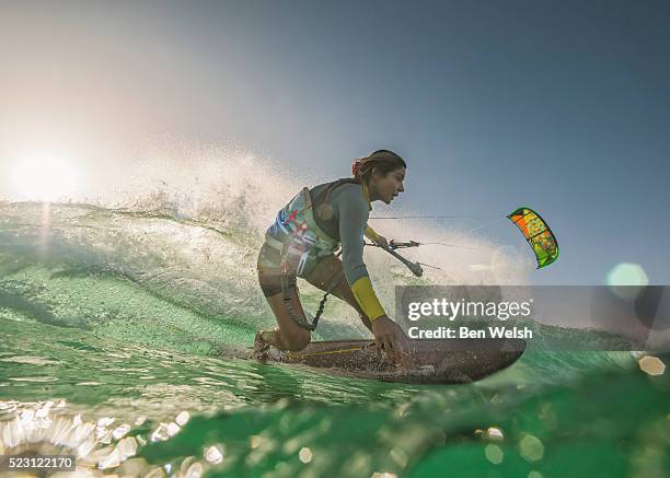 kitesurfing action - kiteboarding fotografías e imágenes de stock