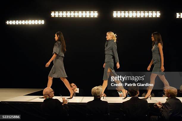 fashion models on runway - fashion show fotografías e imágenes de stock