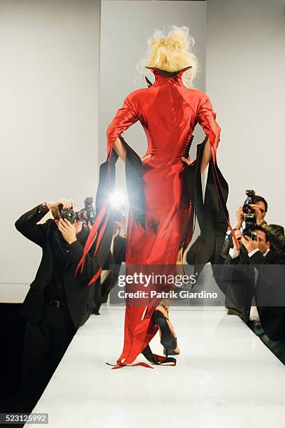 fashion model on runway - haute couture photos et images de collection