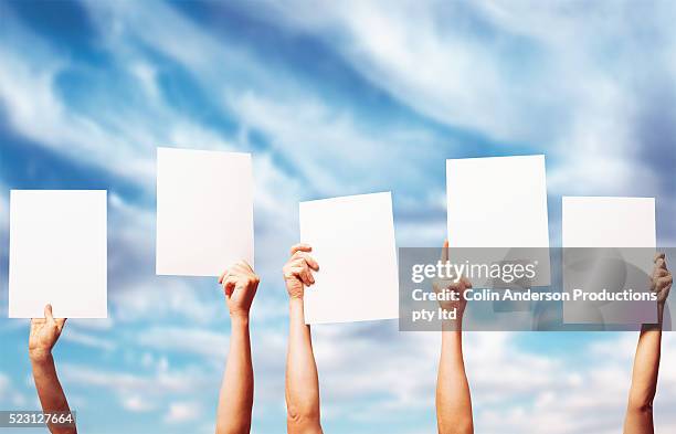 holding blank score cards - cartão de resultados imagens e fotografias de stock