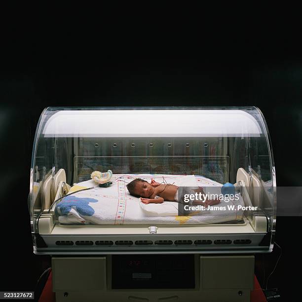 premature infant in incubator - black premature babies stock pictures, royalty-free photos & images