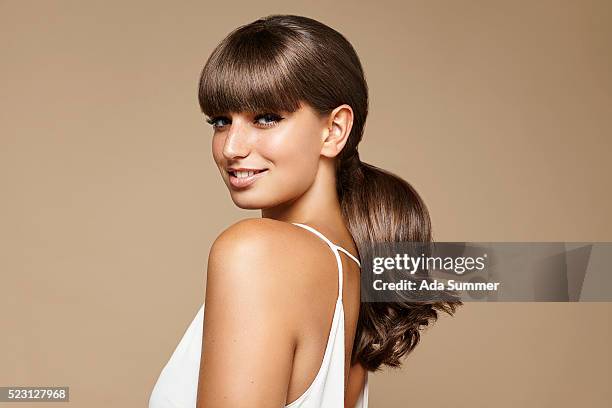 studio portrait of young brunette woman - brunbränd bildbanksfoton och bilder