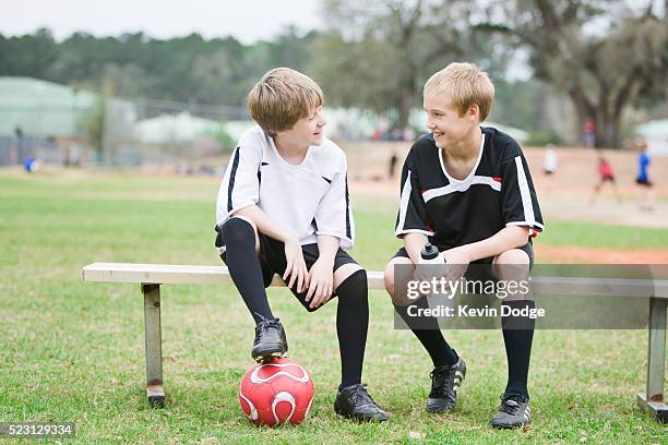 boys talking at soccer game - fußball 2 jungs stock-fotos und bilder