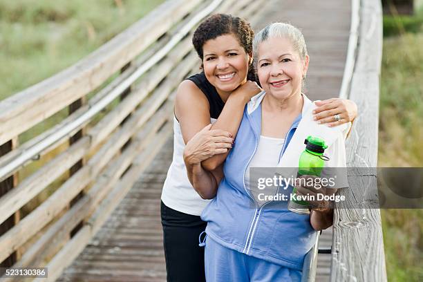 woman and mother-in-law posing for photo - schoondochter stockfoto's en -beelden