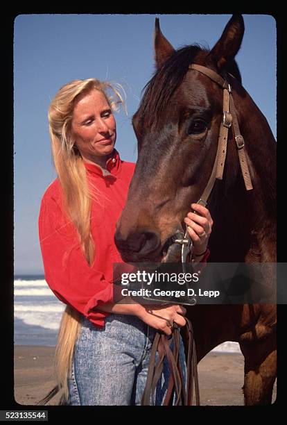 woman with horse - parque estatal de montaña de oro fotografías e imágenes de stock