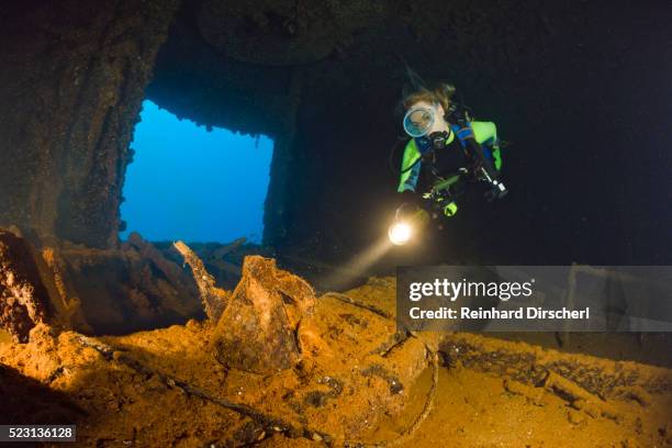 diver at hijms nagato battleship, marshall islands, bikini atoll, micronesia - test nucleare foto e immagini stock