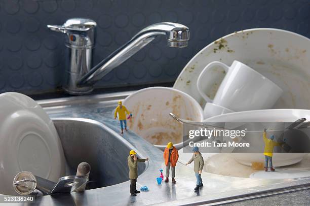 figurines cleaning dishes - menschliche darstellung stock-fotos und bilder