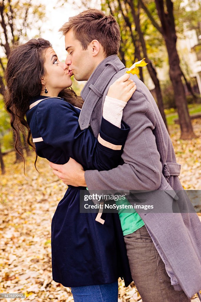 Amoroso Casal Beijar no parque