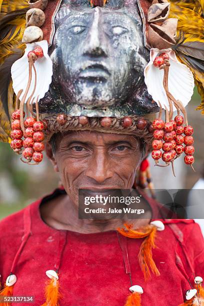 traditional mayan performer - mayan headdress photos et images de collection