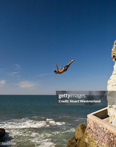 mazatlan cliff diver - salto desde acantilado fotografías e imágenes de stock
