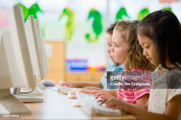 elementary students using computers - pc 授業 ストックフォトと画像