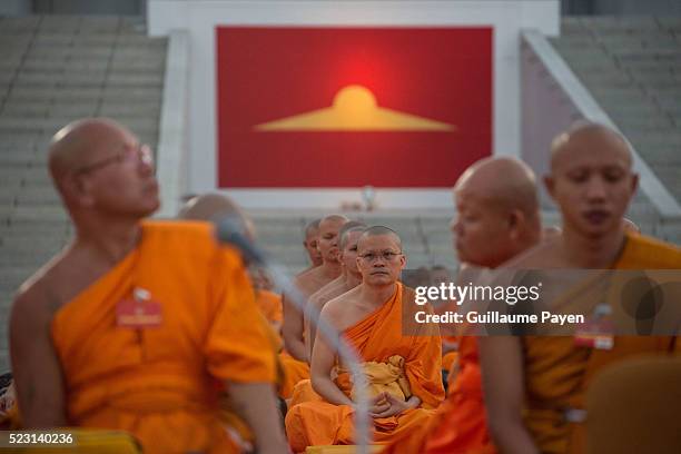 140 100 000 Monks Praying Stock Photos, High-Res Pictures, and Images ...