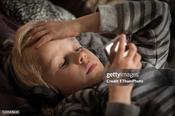 7-year old boy listening to his ipod - boy ipod bildbanksfoton och bilder