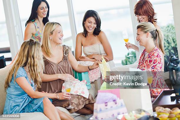 women celebrating at baby shower - babyshower stockfoto's en -beelden