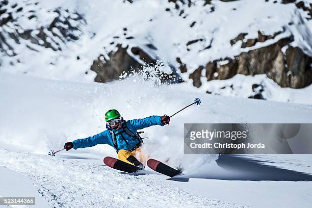 young freeskier riding in deep powder snow - tiefschnee stock-fotos und bilder