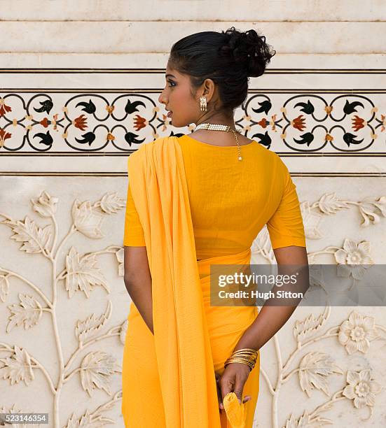 woman wearing yellow sari - hugh sitton india fotografías e imágenes de stock