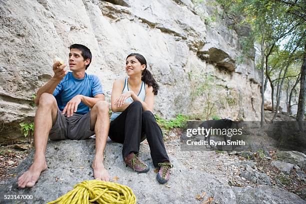 Couple Having Snack On Rock, Foto de stock