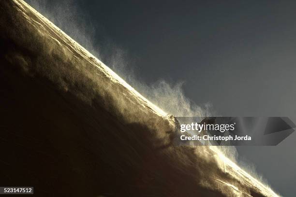 snowboarder riding down, tyrol, austria - snowboard imagens e fotografias de stock