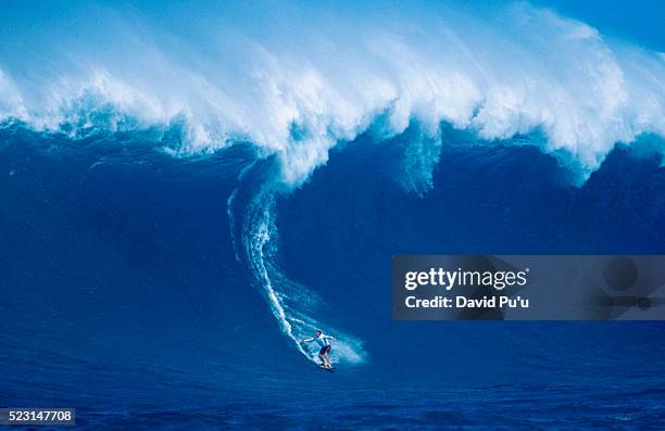 surfer on a big wave - breaking wave fotografías e imágenes de stock