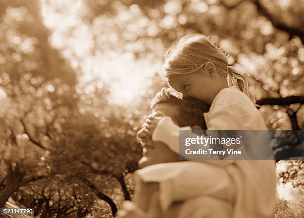 daughter riding on father's shoulders - sepiakleurig stockfoto's en -beelden