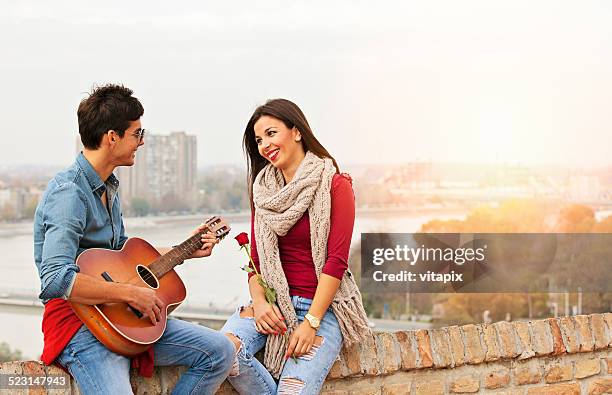 romantica all'aperto - cantare una serenata foto e immagini stock