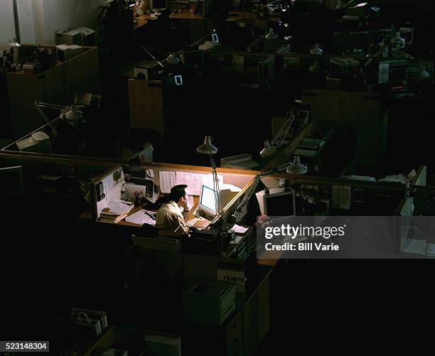 man working late in cubicle - cubicle photos et images de collection