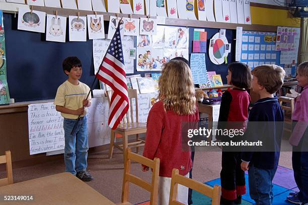 students saying pledge of allegiance in school - amerikanischer treueschwur stock-fotos und bilder