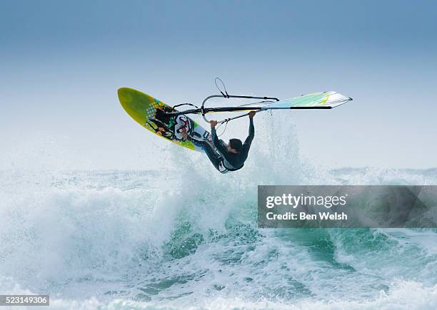 windsurfing doing a aerial off the lip. - windsurfing fotografías e imágenes de stock