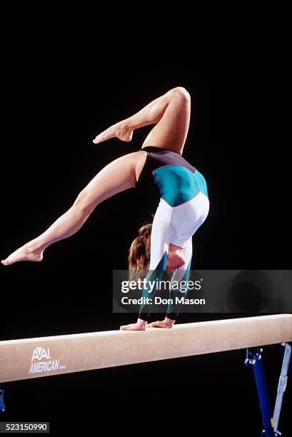 gymnast on balance beam - trave de equilíbrio - fotografias e filmes do acervo