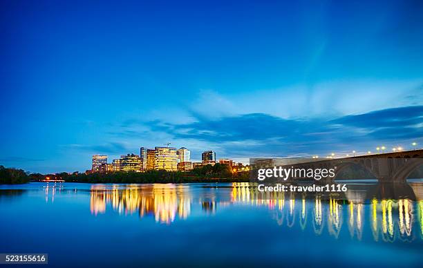 rosslyn, virginia por la noche - arlington fotografías e imágenes de stock